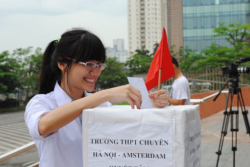 Học sinh trường Ams “nhuộm đỏ” sân trường, xếp hình Tổ quốc - ảnh 15