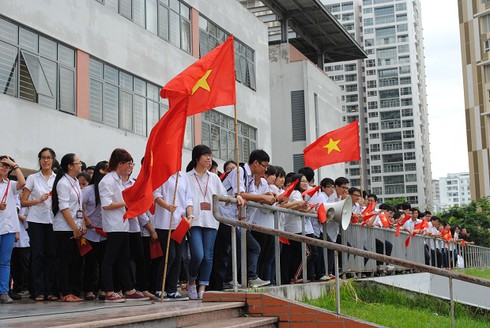 Học sinh trường Ams “nhuộm đỏ” sân trường, xếp hình Tổ quốc - ảnh 8