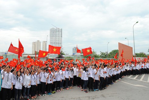 Học sinh trường Ams “nhuộm đỏ” sân trường, xếp hình Tổ quốc - ảnh 10