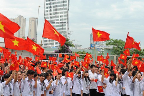 Học sinh trường Ams “nhuộm đỏ” sân trường, xếp hình Tổ quốc - ảnh 11