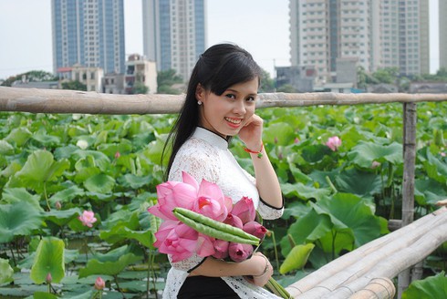 Ngắm thiếu nữ Hà thành khoe sắc bên hoa sen - ảnh 1