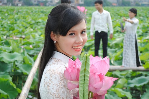 Ngắm thiếu nữ Hà thành khoe sắc bên hoa sen - ảnh 14