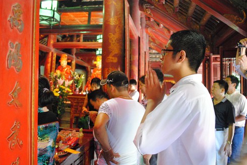 Chùm ảnh sĩ tử kéo nhau lên Văn Miếu cầu may - ảnh 1