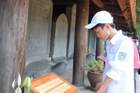 Chùm ảnh sĩ tử kéo nhau lên Văn Miếu cầu may - ảnh 9