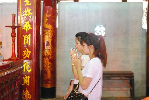 Chùm ảnh sĩ tử kéo nhau lên Văn Miếu cầu may - ảnh 2