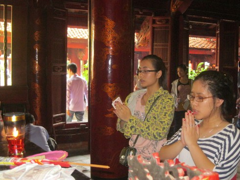 Chùm ảnh sĩ tử kéo nhau lên Văn Miếu cầu may - ảnh 3