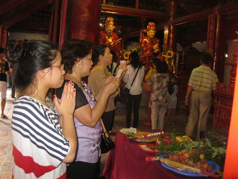 Chùm ảnh sĩ tử kéo nhau lên Văn Miếu cầu may - ảnh 5