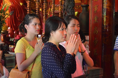 Chùm ảnh sĩ tử kéo nhau lên Văn Miếu cầu may - ảnh 6