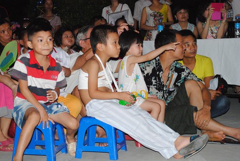 Rưng rưng cảnh băng tiêm, ống truyền... cùng bé đón Trung thu - ảnh 13