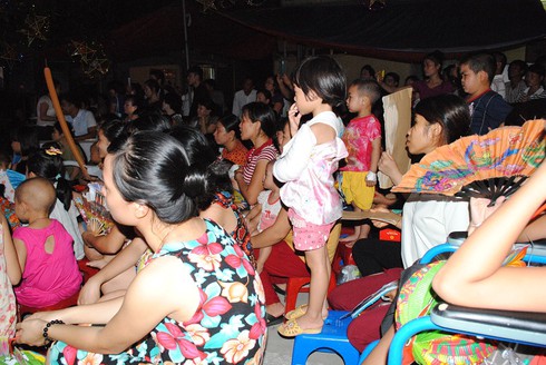 Rưng rưng cảnh băng tiêm, ống truyền... cùng bé đón Trung thu - ảnh 3