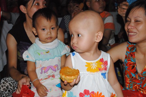 Rưng rưng cảnh băng tiêm, ống truyền... cùng bé đón Trung thu - ảnh 25