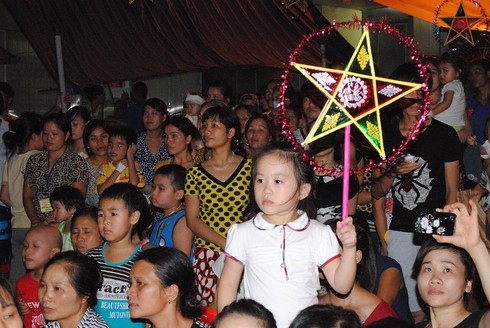 Rưng rưng cảnh băng tiêm, ống truyền... cùng bé đón Trung thu - ảnh 26