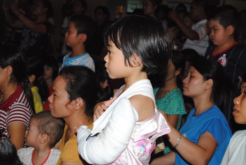 Rưng rưng cảnh băng tiêm, ống truyền... cùng bé đón Trung thu - ảnh 4