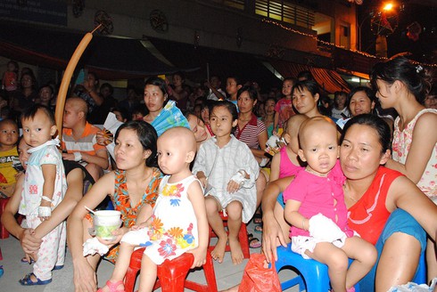 Rưng rưng cảnh băng tiêm, ống truyền... cùng bé đón Trung thu - ảnh 5