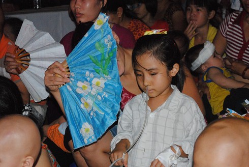 Rưng rưng cảnh băng tiêm, ống truyền... cùng bé đón Trung thu - ảnh 6