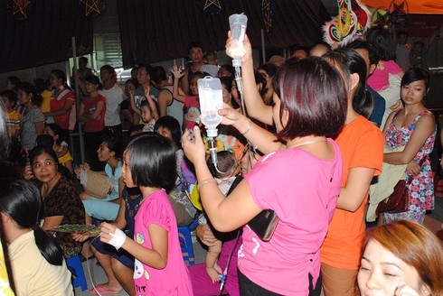 Rưng rưng cảnh băng tiêm, ống truyền... cùng bé đón Trung thu - ảnh 7