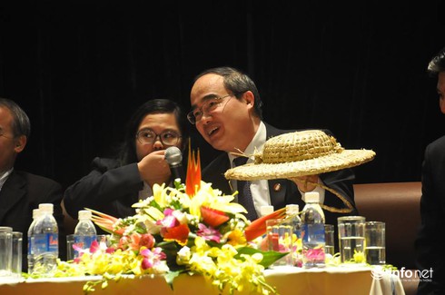 GS Nguyễn Thiện Nhân mang mũ rơm và thông điệp gì tới trường Ams? - ảnh 2