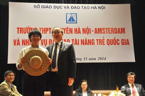 GS Nguyễn Thiện Nhân mang mũ rơm và thông điệp gì tới trường Ams? - ảnh 3