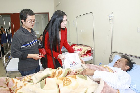 Hoa hậu Ngọc Anh mang Tết ấm đến bệnh nhân ăn Tết tại bệnh viên - ảnh 11