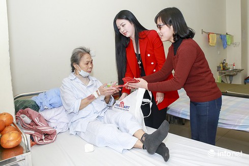 Hoa hậu Ngọc Anh mang Tết ấm đến bệnh nhân ăn Tết tại bệnh viên - ảnh 19