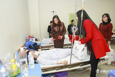 Hoa hậu Ngọc Anh mang Tết ấm đến bệnh nhân ăn Tết tại bệnh viên - ảnh 20