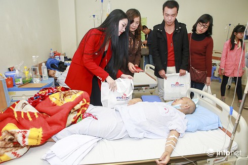 Hoa hậu Ngọc Anh mang Tết ấm đến bệnh nhân ăn Tết tại bệnh viên - ảnh 2