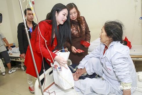 Hoa hậu Ngọc Anh mang Tết ấm đến bệnh nhân ăn Tết tại bệnh viên - ảnh 3