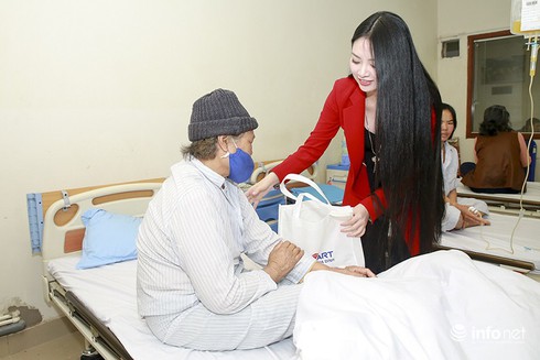 Hoa hậu Ngọc Anh mang Tết ấm đến bệnh nhân ăn Tết tại bệnh viên - ảnh 4