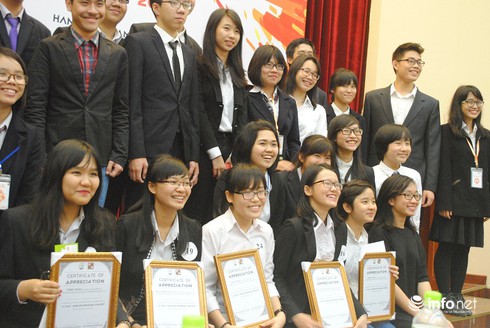 Quán quân hùng biện tiếng Anh: Đọc truyện, xem phim là cách học hiệu quả - ảnh 2