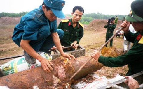 Thanh Hóa: Phát hiện 74 quả bom, mìn trong vườn nhà dân - ảnh 1