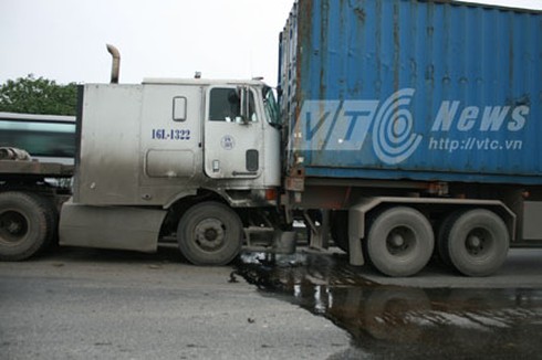 Hai container tông nhau, quốc lộ 5 ùn tắc kéo dài - ảnh 1