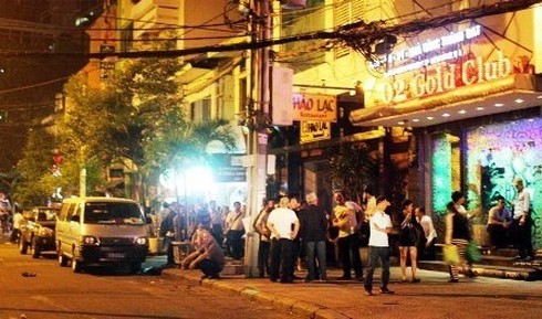 Hàng trăm cảnh sát đột kích vũ trường Gold Club - ảnh 1