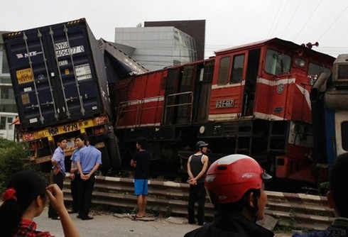 Tàu đâm container do người gác chắn... bỏ đi - ảnh 1