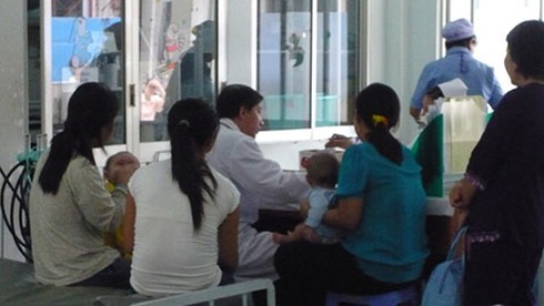 Bé lười ăn, cả nhà đi khám tâm lý - ảnh 1