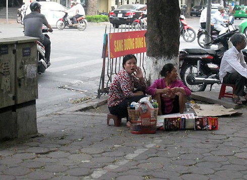 Xót lòng người dân phải mưu sinh dưới nắng nóng - ảnh 9