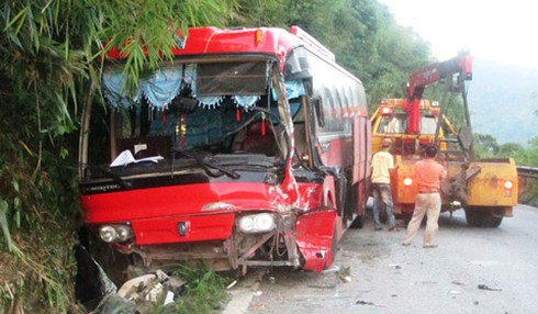 Tai nạn trên đèo, 60 người thoát chết - ảnh 1