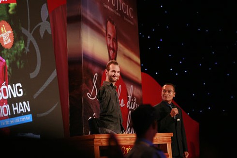 Chi tiền khủng mời Nick Vujicic sang VN: Vô ích hay vô giá? - ảnh 1