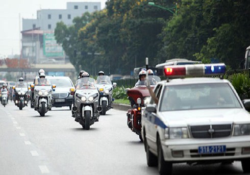 Kiểm tra xe biển xanh của Hà Nội hộ tống Nick - ảnh 1