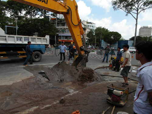 Xuất hiện “hố tử thần khủng” tại trung tâm TPHCM - ảnh 1