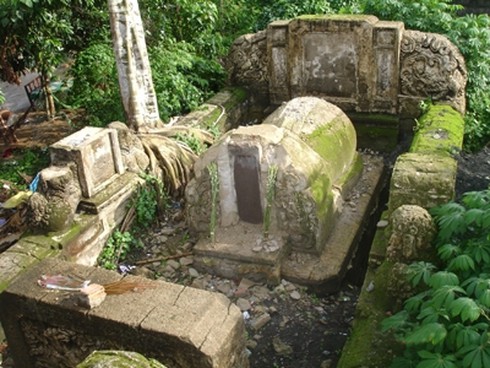 Xót xa mộ cổ trăm tuổi lăn lóc giữa đường - ảnh 1