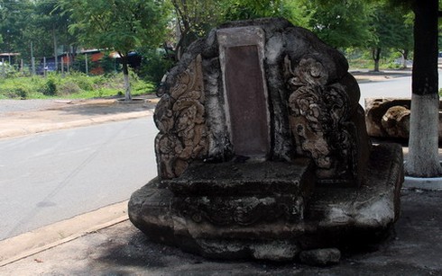 Xót xa mộ cổ trăm tuổi lăn lóc giữa đường - ảnh 2