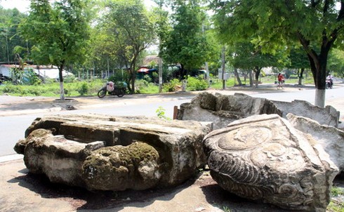 Xót xa mộ cổ trăm tuổi lăn lóc giữa đường - ảnh 3