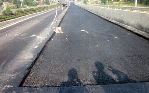 Mới thông xe, mặt cầu nghìn tỷ đã như ‘luống khoai’ - ảnh 3