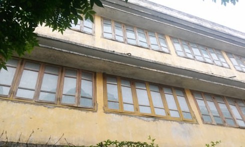 Trường học dán giấy bóng kính để bảo mật đề thi - ảnh 1