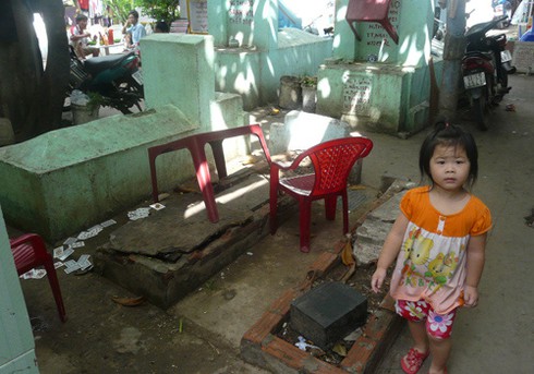 TP.HCM: Rờn rợn cảnh sống với... người chết - ảnh 2