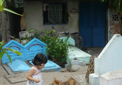 TP.HCM: Rờn rợn cảnh sống với... người chết - ảnh 3