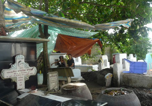 TP.HCM: Rờn rợn cảnh sống với... người chết - ảnh 8