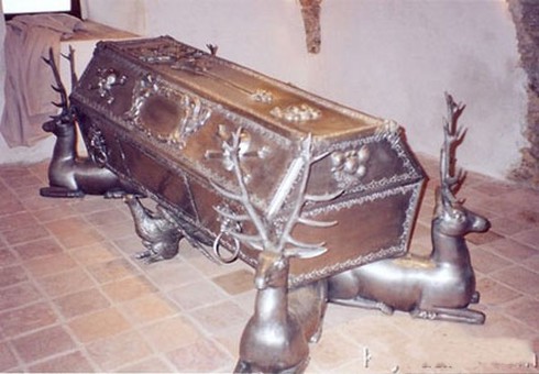 Thú chơi… quan tài bạc tỷ của các đại gia - ảnh 1