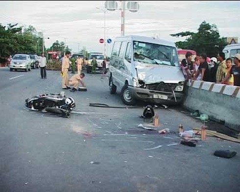 Xe máy đối đầu xe khách, 3 thanh niên tử nạn - ảnh 1
