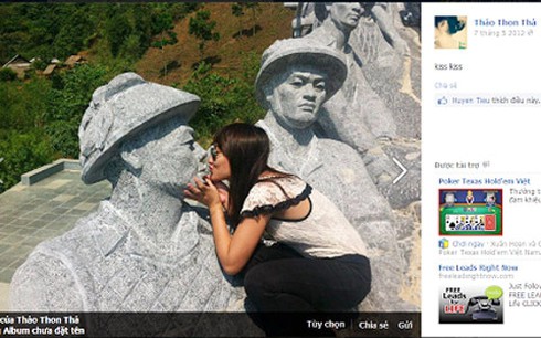 Phẫn nộ cảnh nữ sinh ngồi lên đầu tượng đài - ảnh 1